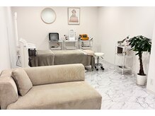 明るく落ち着いた上質空間で丁寧にケア。