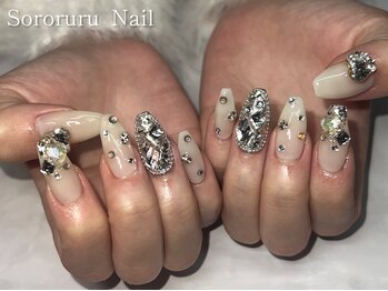 ソロルル ネイル(Sororuru Nail)/ホワイト×ビジューネイル