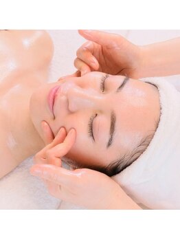 ユウコスタイル 松山店(YUKOSTYLE)の写真/【たった30分で肌と顔立ちが変わる！】YUKOBRANDフェイシャルメニュー、遂に登場!オールハンドの神業施術★