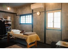 癒花里の雰囲気（田んぼに囲まれた非日常空間）