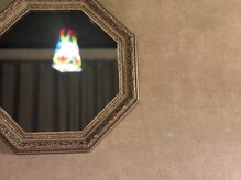 パンセリーノ(Panselinos)/六角形の鏡に映るランプ
