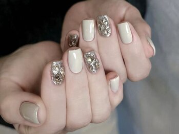 アントレイネイルの写真/白を基調とした清潔感のあるサロンで受けるワンランク上の美フォルムネイル＊丁寧なケアも特徴◎