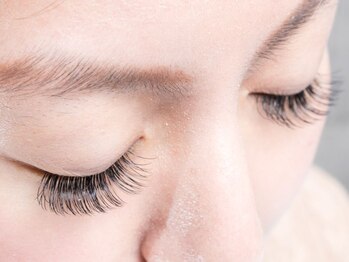 カウズ 西宮北口(CAWS)の写真/【自まつ毛の負担を抑えた施術】カラーエクステもあり◎日常使いしやすいカラーでお洒落な目元に★