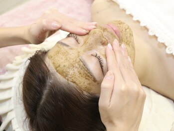 レヴェリー 心斎橋店(REVERIE)の写真/【本格肌質改善】質にこだわったハーブピーリングで、ニキビや赤み等のお肌のお悩みに根本からアプローチ！
