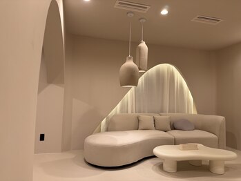 ブルームバイスリー(Bloom by THLEE)/ゆったりとした待合スペース