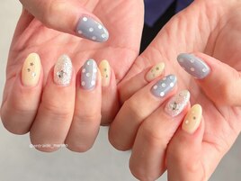 くすみブルーのドットネイル