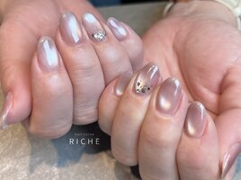 透明感あふれる艶ネイル