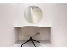 ゆったり整えられるナチュラルなメイクブース。