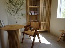 エヌラッシュ(N lash)の雰囲気（落ち着いた雰囲気の店内）