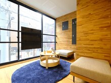 スリーシックスティー 新宿御苑前(360)の雰囲気（明るく開放的な空間で、施術前に丁寧なカウンセリング）