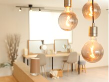 ヴィオテラス 宗方店(VIOTERRACE)の雰囲気（オシャレなライトで落ち着きのある空間。）