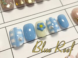 ガーリーなブルーフラワーネイル