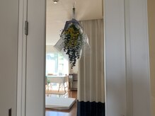 オキーフ(O'Keeffe)/ミモザのスワッグでお出迎え