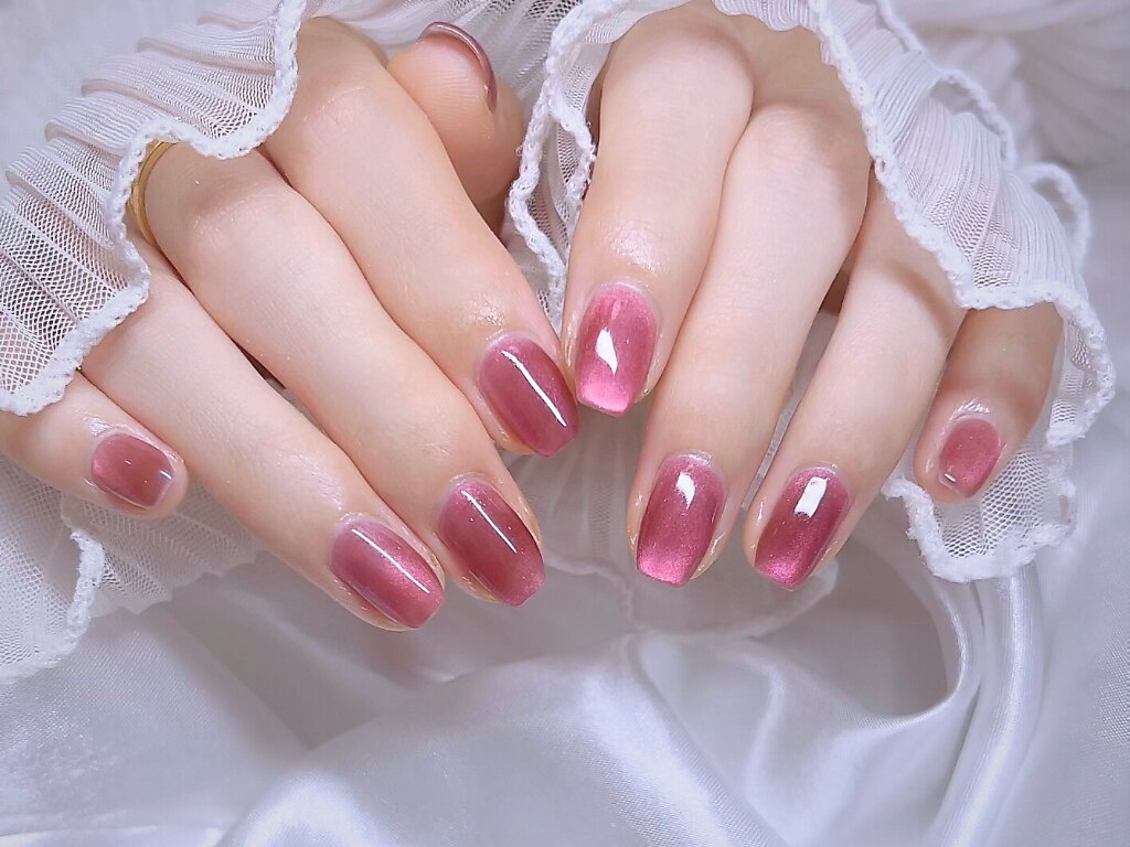 2025年秋トレンド】ボルドー ラメグラデーション ハンドのネイル