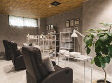 アリュメ 三重鈴鹿店(allum)の雰囲気（ハンドもフットもふかふかのソファーでおくつろぎください！）