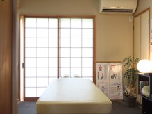 あきのぶ整体院の雰囲気（和風モダンな施術ベッド）