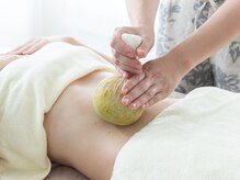 ネムトハ(NEMUTOHA)の雰囲気（チネイザンでは、最初にハーブボールでお腹を温めていきます）