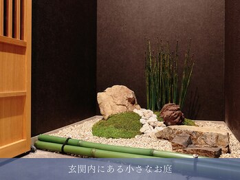 カズキハギワラ(Kazuki Hagiwara)/玄関内にある小さなお庭