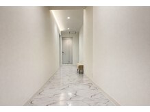 ホテルのような上質感漂う静かな廊下。