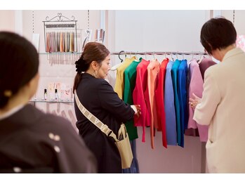 パーソナルカラースタジオ彩花の写真/お友達やカップルご来店も大歓迎！一緒に似合う色を見つけて、お買い物やメイクがもっと楽しく♪