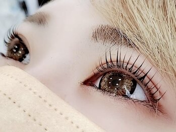 ベルバイグレイス(BELLE by grace)の写真/パリジェンヌラッシュ☆根元から立ち上げて自然で上品な印象に＊まつ毛パーマでナチュラルな目元を再現♪