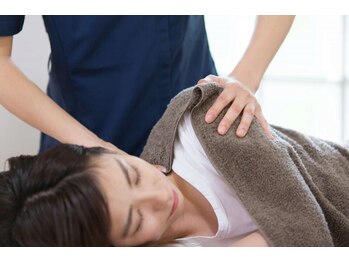 ラクル(RAKURU)の写真/デスクワークで首・肩が辛い方必見!冷房疲れにも◎もみほぐし＆ホットオイルと首肩ほぐしでお悩み徹底改善!