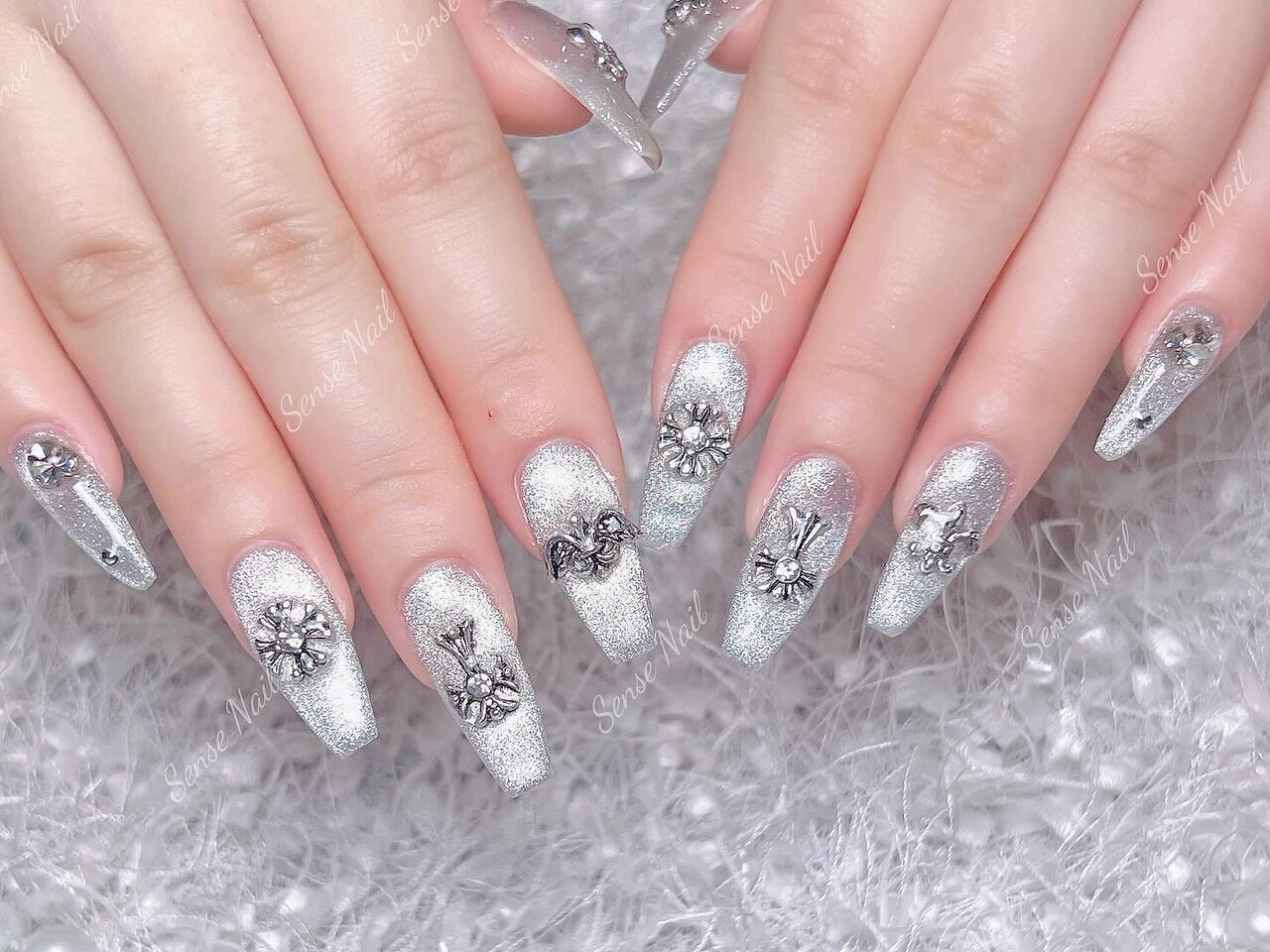2025年-2026年冬トレンド】シルバー ハートのネイルデザイン集｜人気順