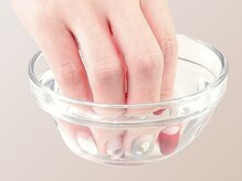 ウォーターケアによる丁寧な甘皮処理だからネイルのモチも◎