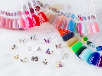 アイネイル(ainail)の写真/あなたらしい指先を手に入れたい方に☆約200色のカラーの中からお選びいただけます！パーツも種類豊富♪