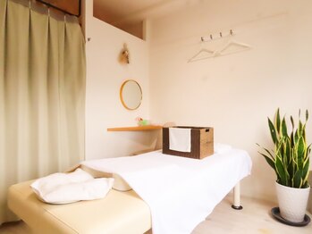 リキュア エスパース デ ボーテ 東京表参道店(ReCuA Espace de Beaute)の写真/清潔感のある個室空間で1対1のプライベート施術☆リラックスしながら身体の不調を改善へ！