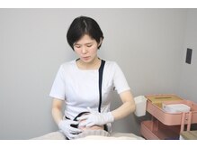 ニコ(Nico)の雰囲気（外からは触れれない咀嚼筋に触れ筋肉の緊張を解いています。）