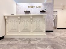 スウィートラッシュ 川口店(Sweet Lash)/白基調のカウンセリングスペース