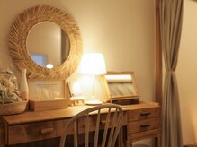 エン(en)の雰囲気（ドレッサーもご準備。ヘアアイロン、スキンケア完備♪）