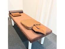 シンプルで落ち着いた施術室