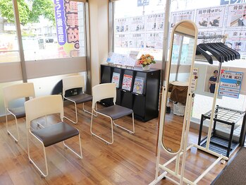 臼井整体院/明るく開放的な待合スペース