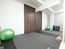 鏡で全身の状態をチェックしながらトレーニングします。