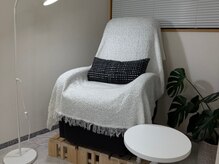白を基調としたスタイリッシュなサロンで、施術時間も落ち着く♪