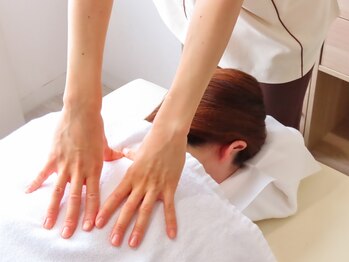 リキュア エスパース デ ボーテ 東京表参道店(ReCuA Espace de Beaute)の写真/当店人気No.1!経穴ドライヘッド+首肩こりリンパマッサージ60分￥7000/PC作業,スマホによる辛い首肩凝りに◎