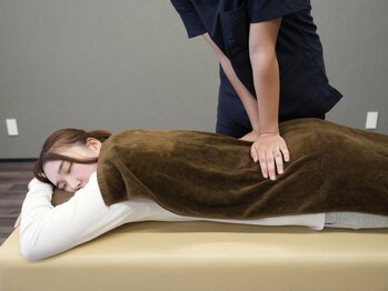 わかば整骨院の写真/【むくみ/首・肩のコリでお悩みの方に】デスクワークで凝り固まった身体もほぐし×矯正で根本改善へ導く◎