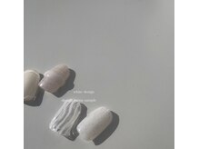 こだわりの詰まったシンプルながらも"こなれ感"のあるネイル