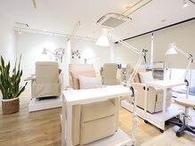 ハープ アイラッシュ(HARP Eyelash)の雰囲気（明るくて開放的な雰囲気の店内です♪）