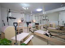 リ ピラティス(Re:Pilates)の雰囲気（マシンの種類が４台あるのは、八代ではこのスタジオだけ！）