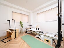 オウンピラティススタジオ(own pilates studio)の雰囲気（白が基調のピラティスマシン★）