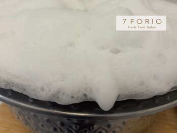 セブンフォリオ(7FORIO)/泡の美容液に包まれる