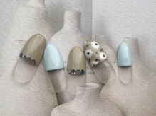 ターラ(Tara)/北欧風手描きフラワーネイル