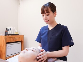 シーエステ(C.エステ)の写真/お顔の血行促進し、くすみ・むくみを改善☆スッキリ小顔に！【オールハンド小顔フェイシャル　¥4,400】