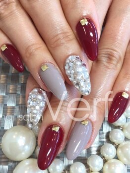 ネイルサロン べルフ(nail salon Verf)/スモーキーグレー×ボルドー