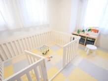リスリム(Re:slim)の雰囲気（広々スペース、お子さんの様子も施術ベッドから見えます♪）