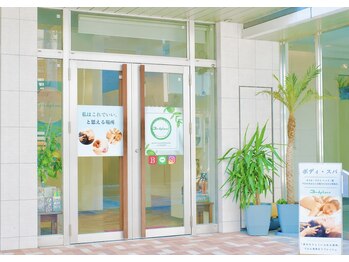 サードプレイス(3rd Place)の写真/通りに面した明るい雰囲気のお店で入りやすい♪施術室は完全個室で安心。お店の前に自転車も止められます。