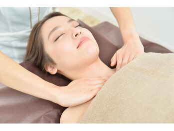 ウンジョルノ フェリーチェ 表参道店/小顔の為にお身体が重要